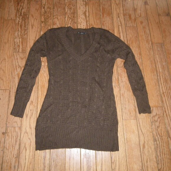 Women's Wool Blend Cable Knit Long Bodied V-Neck Sweater - Picture 1 of 3